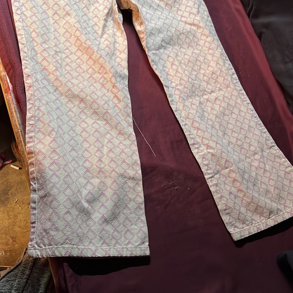 Beige and pink Volcom Stone Capris. Wide leg Juniors size 3. Never worn - Picture 2 of 6